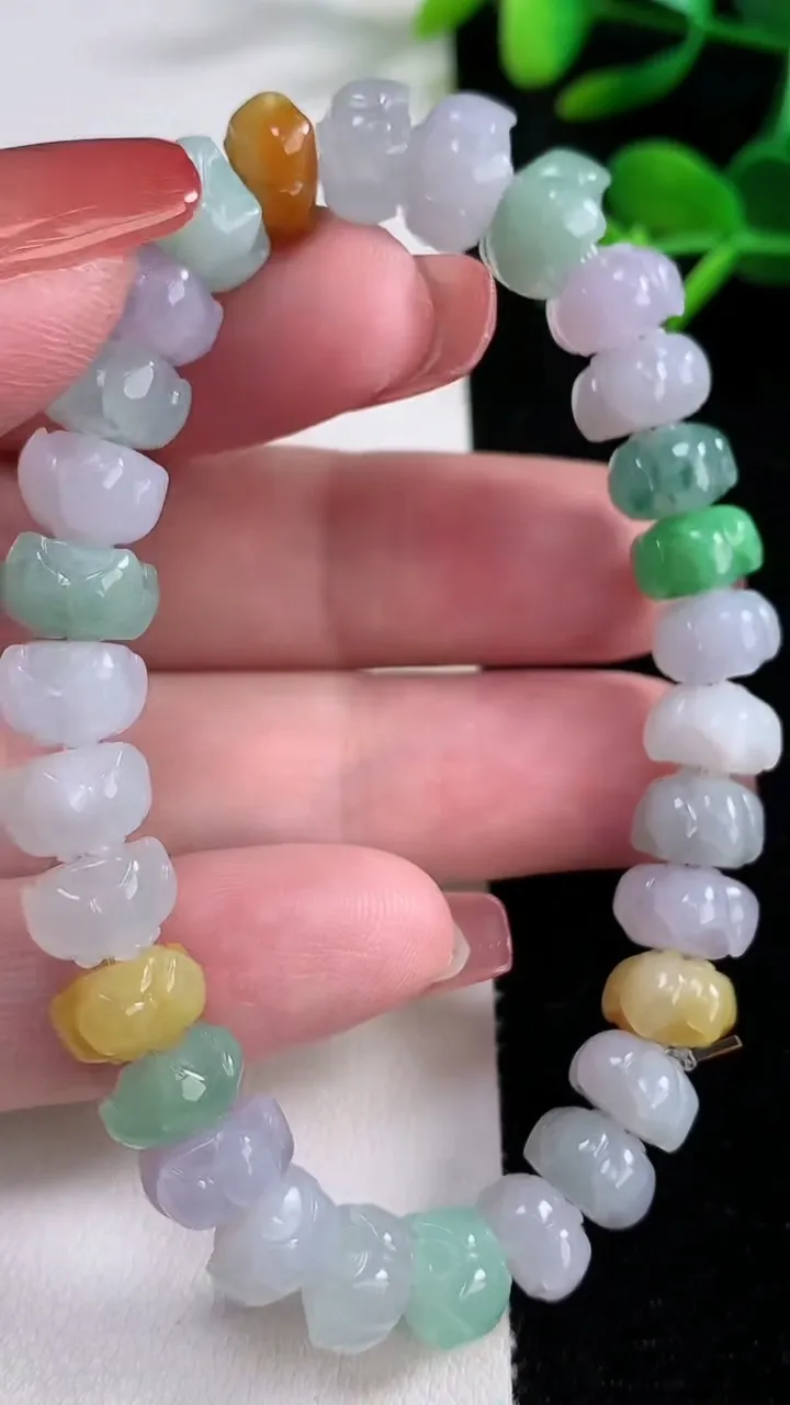 天然A货翡翠三彩莲花手串，尺寸8.5-6.2-30颗，重量:25.88g12月15日
工厂直销收藏佳品,种好水足，色泽均匀，有种有色，上手高大气！