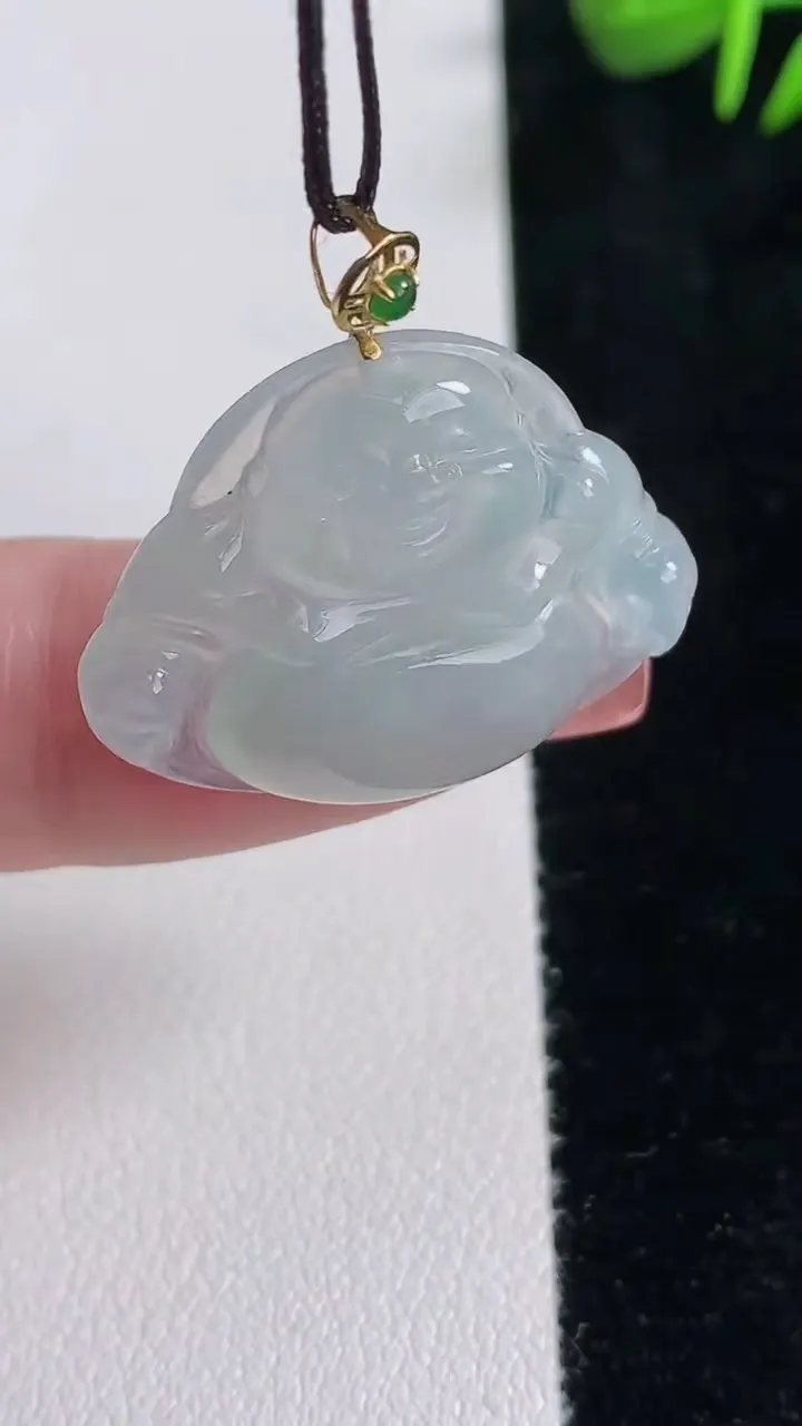 天然A货翡翠种白冰佛公吊坠，尺寸22-27.2-5，重量:4.74g
12月15日
