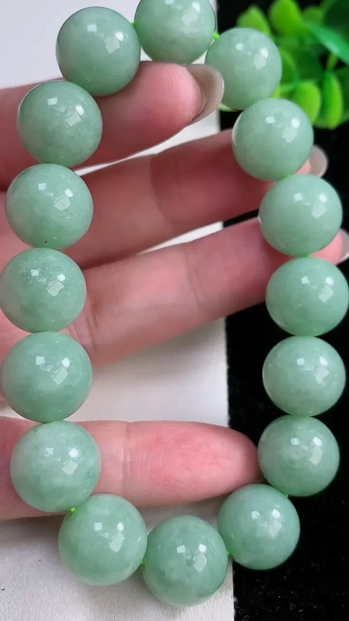 天然A货翡翠圆珠手串，尺寸13.5-16颗，重:66.67g12月15日
工厂直销收藏佳品,种好水足