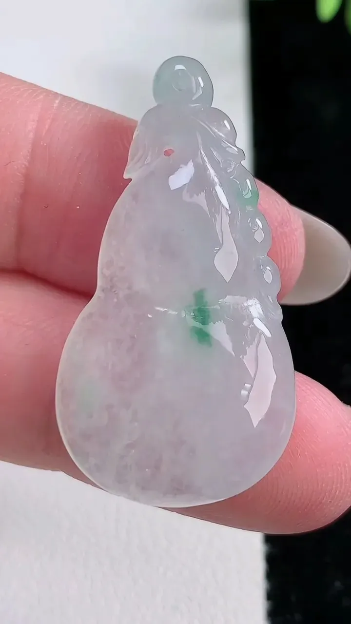 天然A货翡翠飘花葫芦吊坠，尺寸32.6-20-5.8，重:7.18g
12月15日