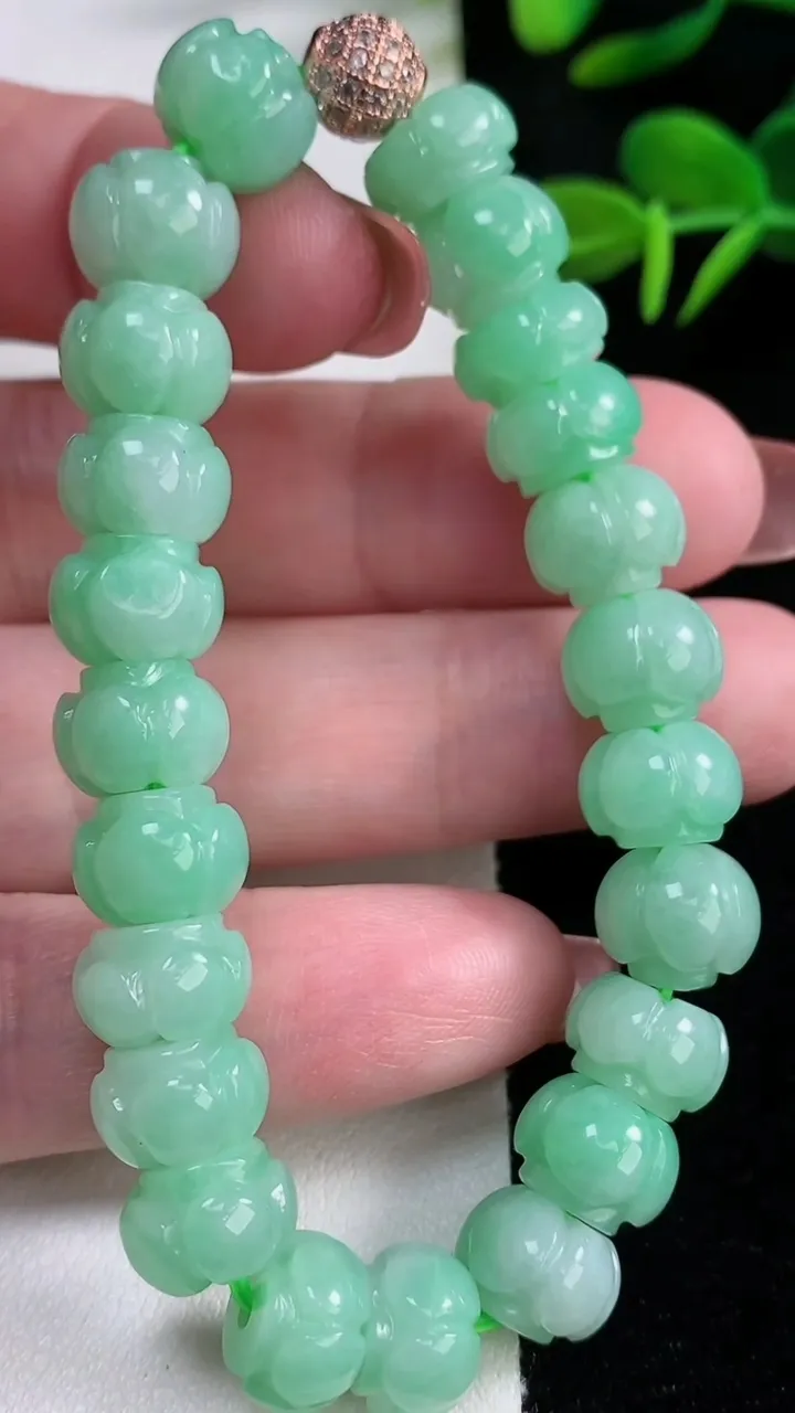 天然A货翡翠莲花手串，尺寸10-6.2-23颗，重量:35.05g12月15日
工厂直销收藏佳品,种