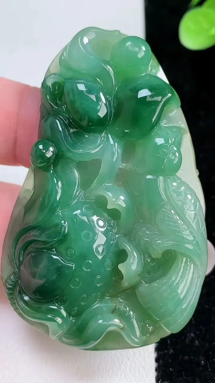 天然A货翡翠鸟语花香吊坠，尺寸61.5-39-8.8，重:33.78g
12月15日