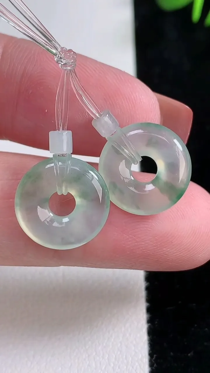 天然A货翡翠冰种飘花平安环吊坠一对，尺寸14-2.8，重量:2.52g
12月15日