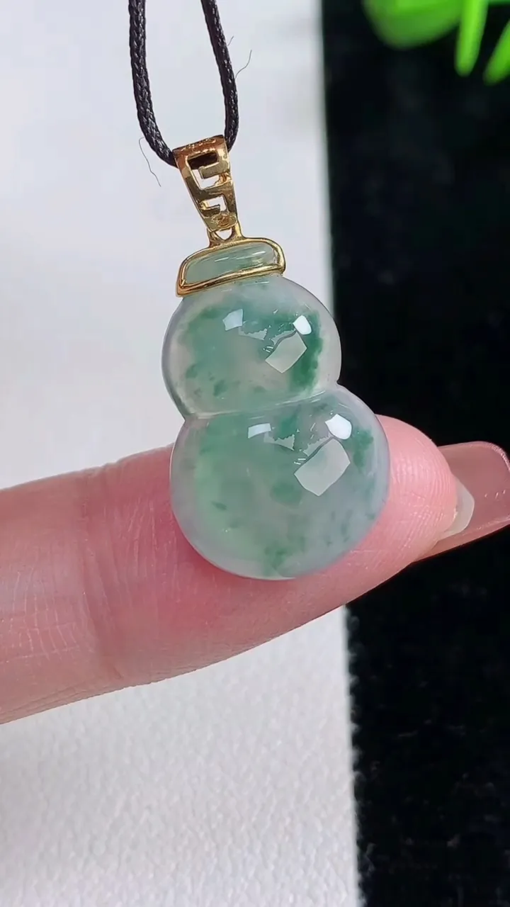 天然A货翡翠种飘花葫芦吊坠，尺寸20.2-13.8-4.6，重量:2.24g
12月16日