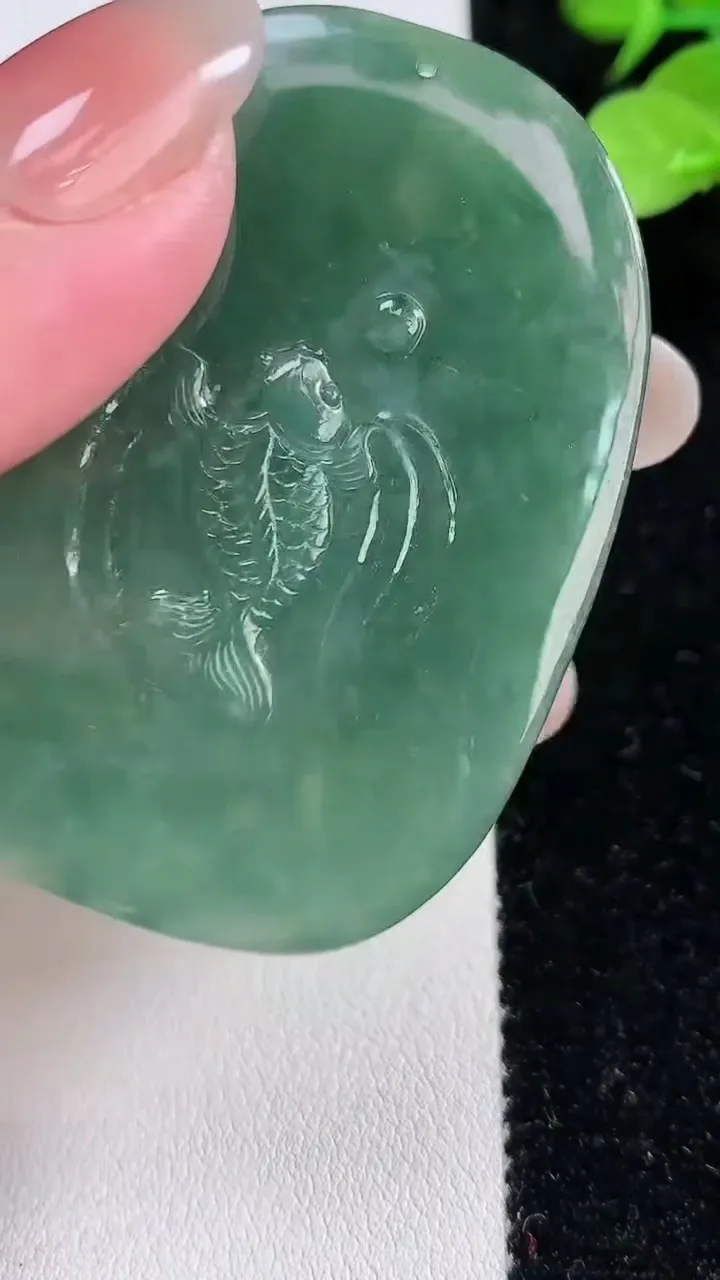 天然A货翡翠大鹏展翅吊坠，尺寸55.5-40-8.3，重:40.21g
12月15日