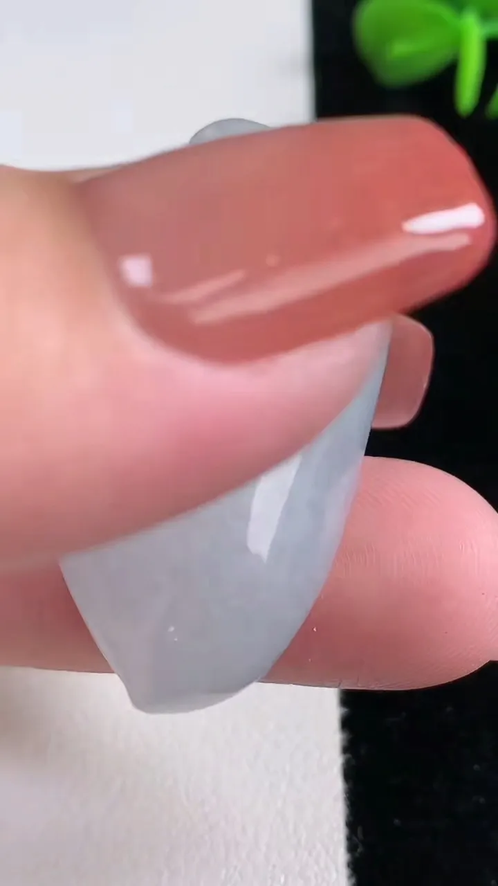 天然A货翡翠福瓜吊坠，尺寸40-23-13.8，重量:26.07g
12月15日