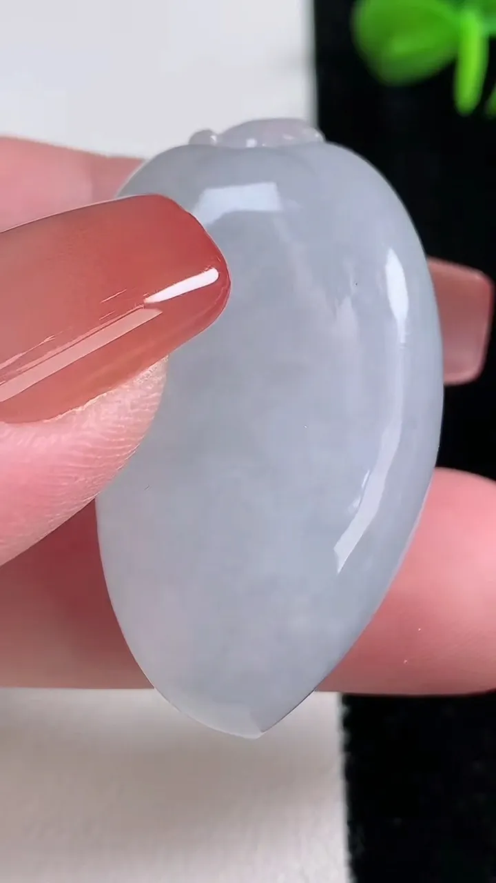 天然A货翡翠福瓜吊坠，尺寸40-23-13.8，重量:26.07g
12月15日