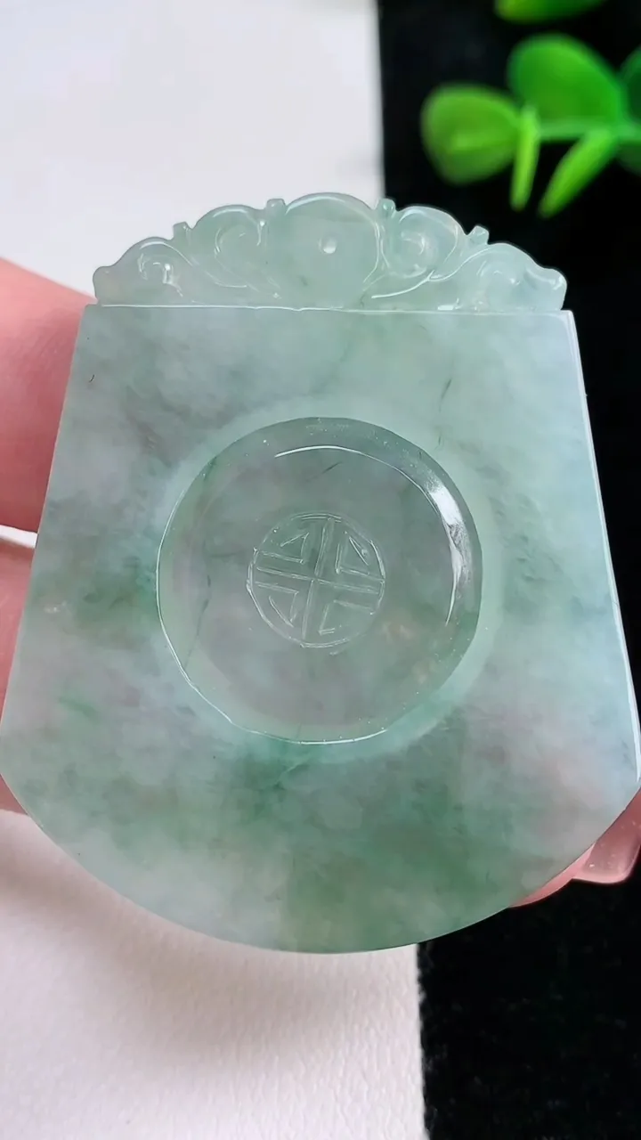 天然A货翡翠复古无事牌吊坠，尺寸49-41.7-4，重量:20.33g
12月15日