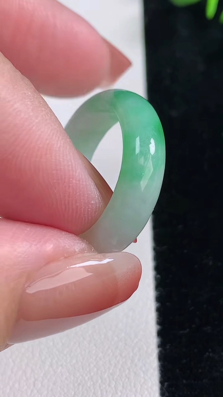天然A货翡翠指环戒指，尺寸18.3-6-3，重量:3.82g2025年12月15日
工厂直销收藏佳品,种好水足，色泽均匀，有种有色，上手高大气！
