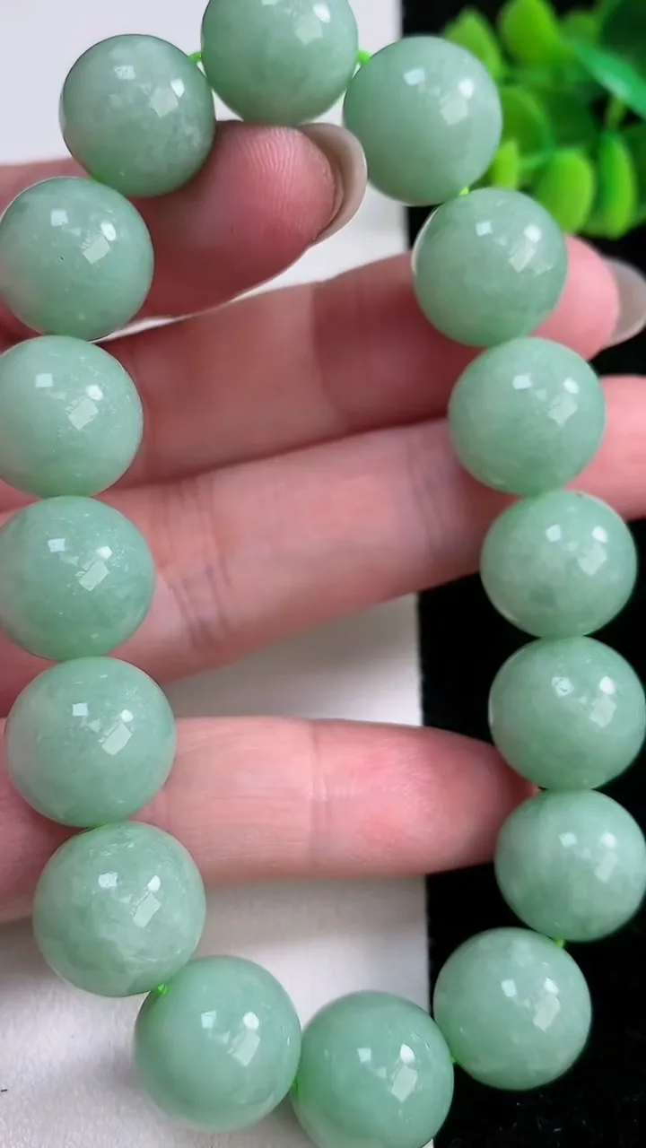 天然A货翡翠圆珠手串，尺寸13.5-16颗，重:66.67g12月15日
工厂直销收藏佳品,种好水足，色泽均匀，有种有色，上手高大气！