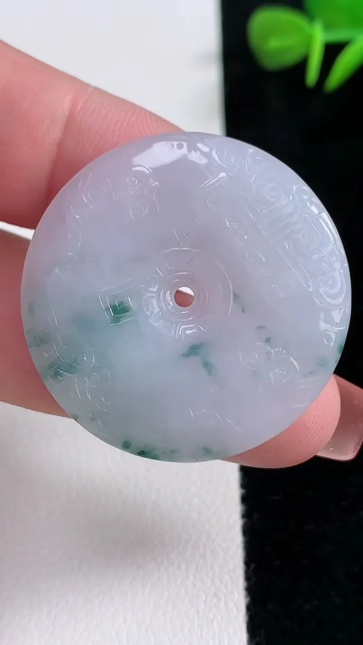 天然A货翡翠冰种飘花复古平安扣吊坠，尺寸33.8-4.4，重量:10.72g
12月15日