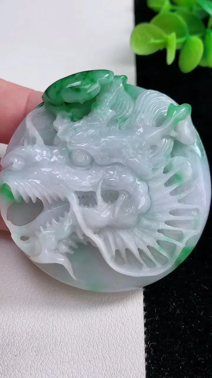 天然A货翡翠龙牌吊坠，尺寸56.8-14.2，重:70.54g
12月15日