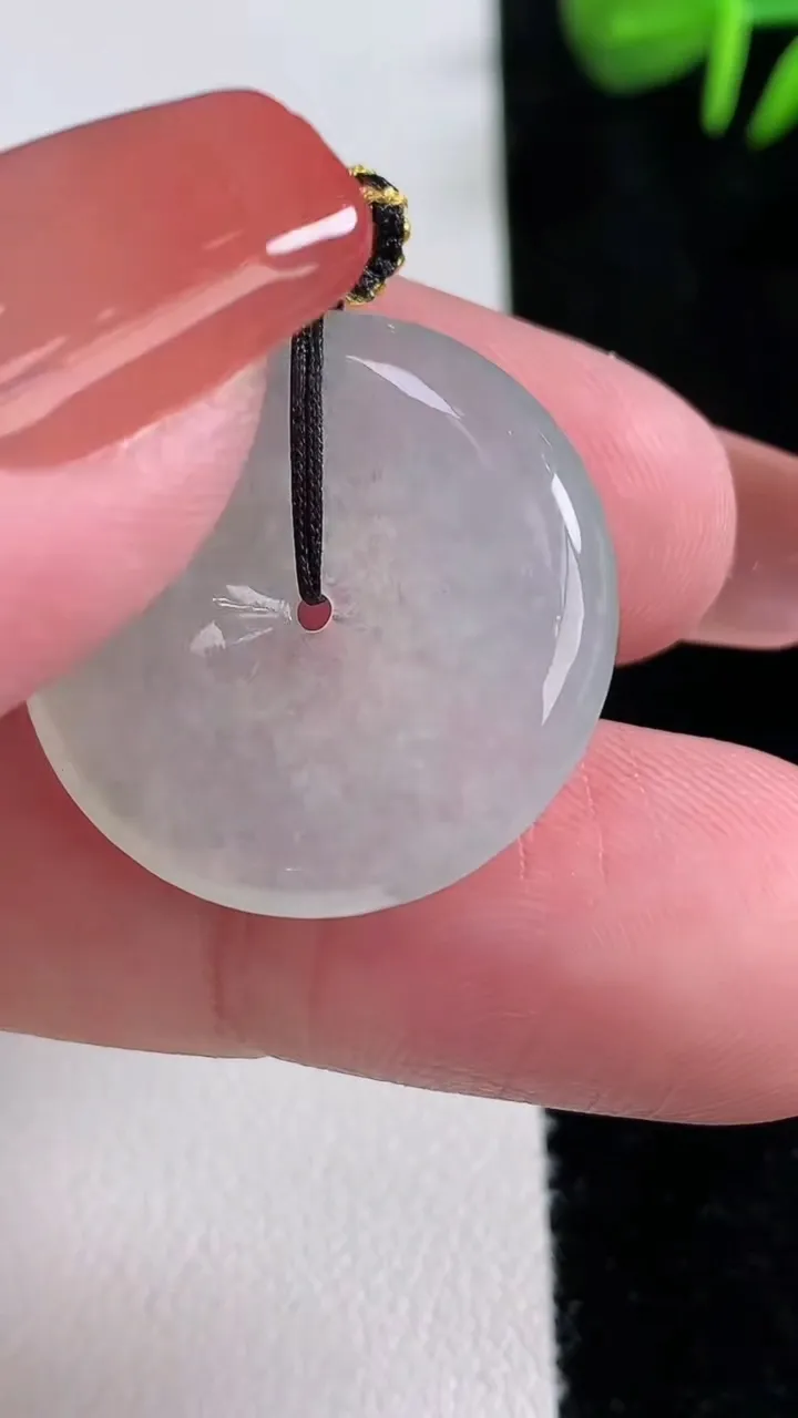 天然A货翡翠平安扣吊坠，尺寸24.2-5，重量:6.43g
12月15日