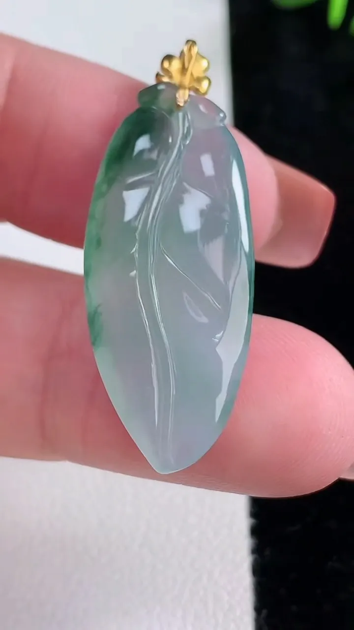 天然A货翡翠种飘花金枝玉叶 叶子吊坠，尺寸33-14-4.7，重量:4.19g
12月15日