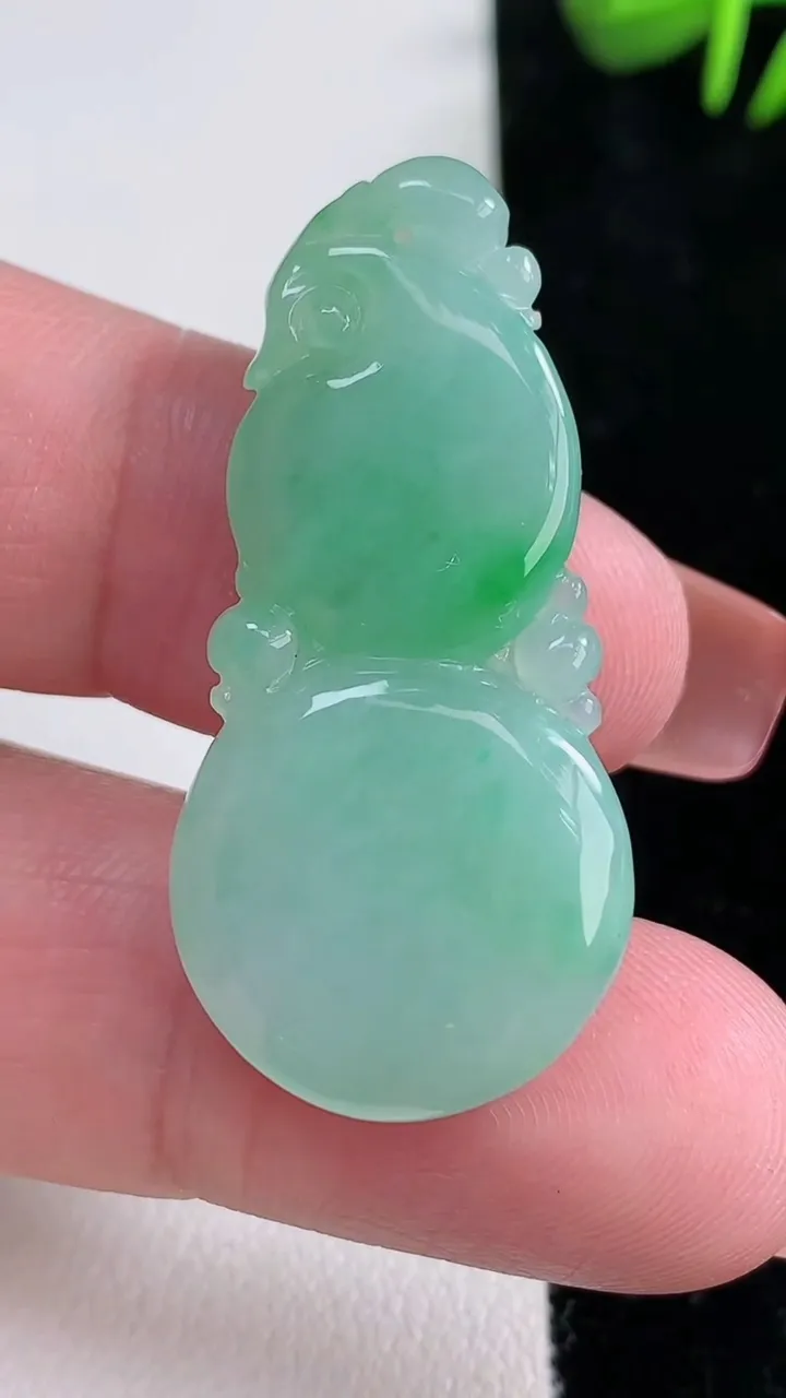 天然A货翡翠葫芦吊坠，尺寸38.7-18.6-5.7，重量:7.51g
12月15日