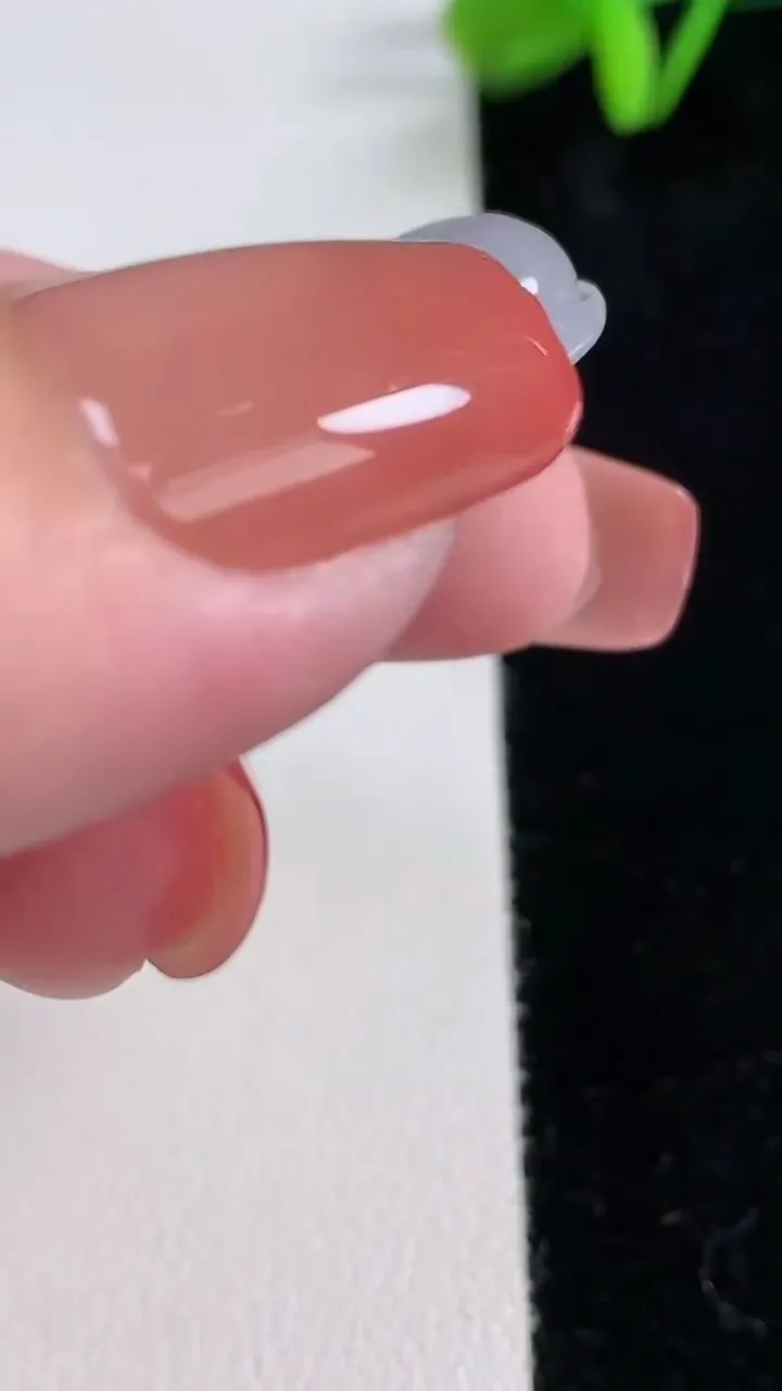 天然A货翡翠冰种飘花如意吊坠，尺寸48-26.6-6.4，重量:16.23g
12月16日