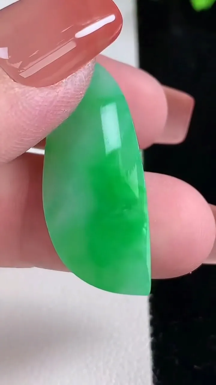 天然A货翡翠随形吊坠，尺寸36.7-14.3-7.2，重量:6.36g
12月16日