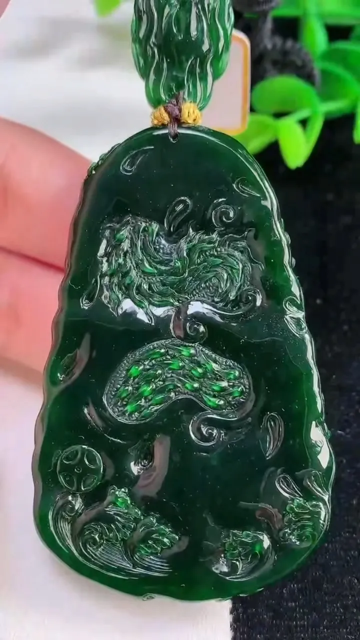 天然A货翡翠龙牌吊坠，尺寸90.8-66.8-42.7，重量:58.05g
12月16日