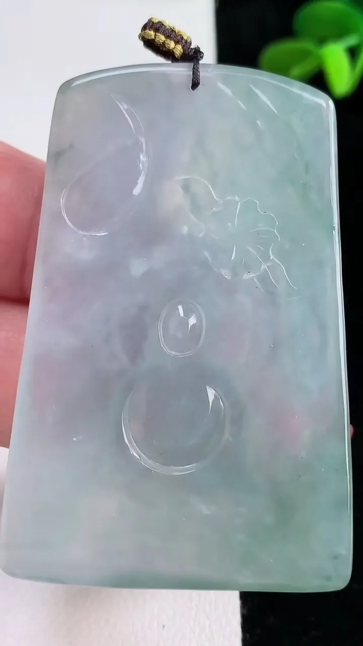 天然A货翡翠一念之间吊坠，尺寸56.5-38.6-5.2，重量:29.06g
12月16日