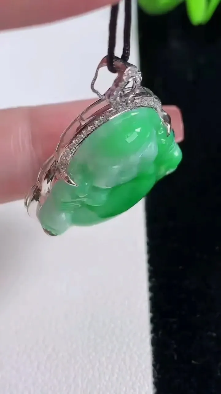 天然A货翡翠佛公吊坠，尺寸36.2-27.8-6，裸石26.4-25.5重量:7.38g
12月16日