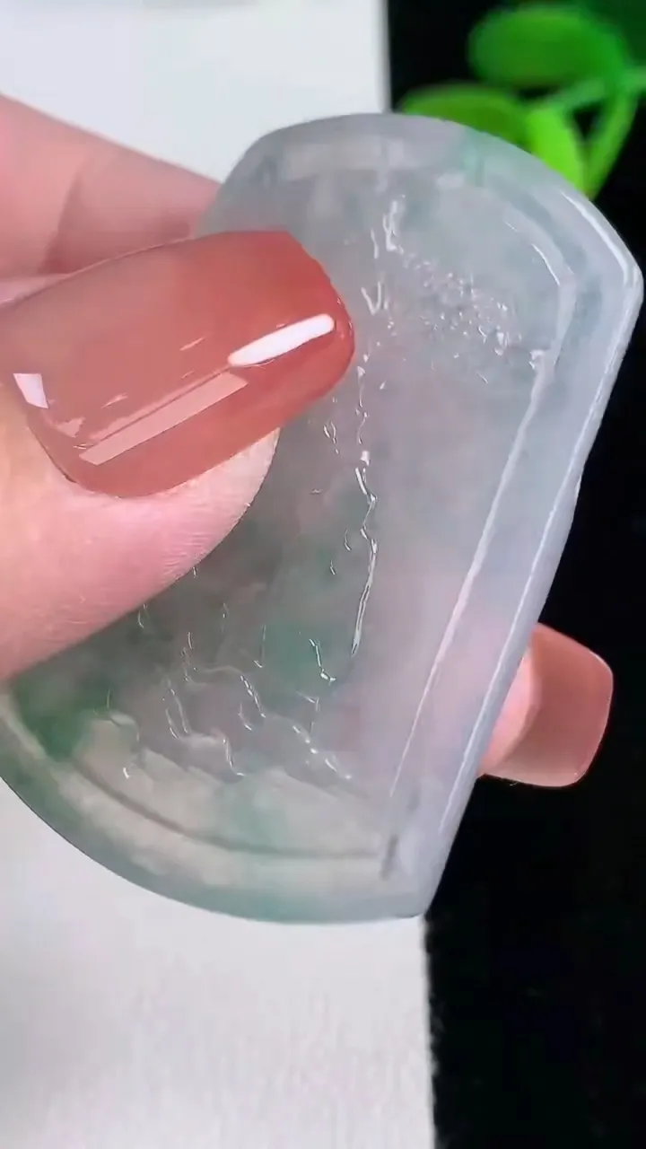 天然A货翡翠种飘花山水牌吊坠，尺寸44.5-34-5.3，重量:17.56g
12月16日