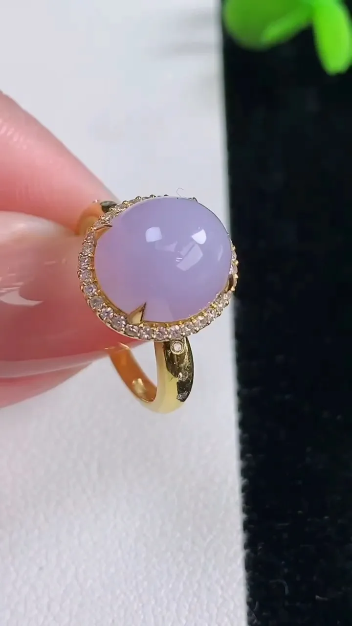 天然A货翡翠18K金紫罗兰蛋面戒指，尺寸17.4-11.5-10.2-10.8，重量:4.16g2025年12月16日
工厂直销收藏佳品,种好水足，色泽均匀，有种有色，上手高大气！