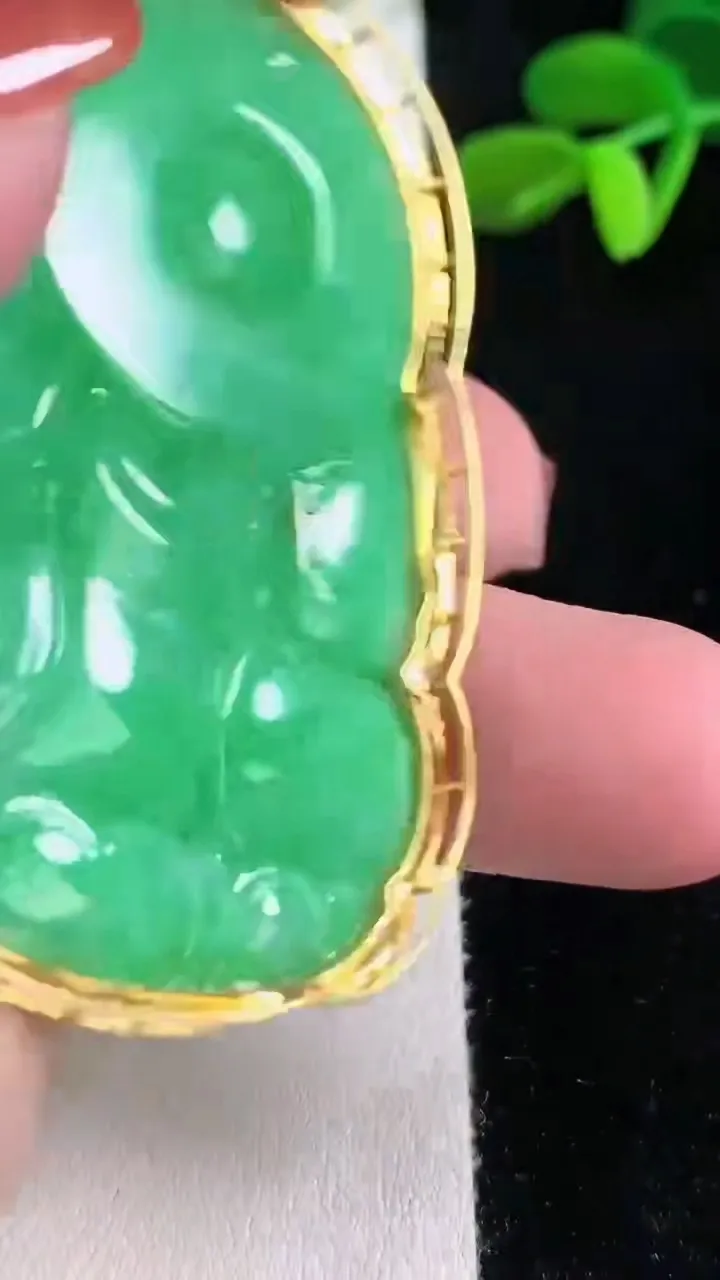 天然A货翡翠观音菩萨吊坠，尺寸69.7-41.5-7.3，裸石57.5-38.8重量:33.65g
12月16日