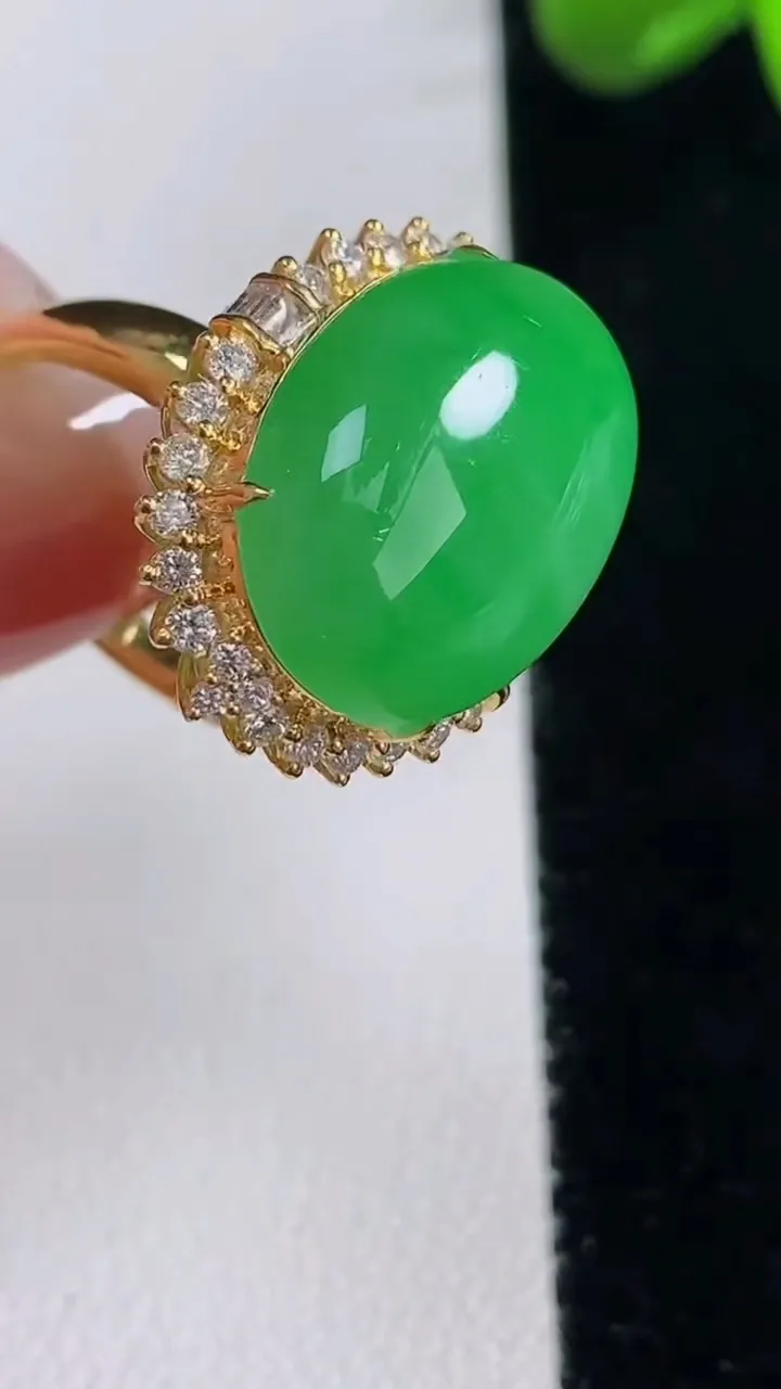 天然A货翡翠蛋面戒指，尺寸18.6-18.2-13.6-11，重量:6.86g2025年12月16日
工厂直销收藏佳品,种好水足，色泽均匀，有种有色，上手高大气！
