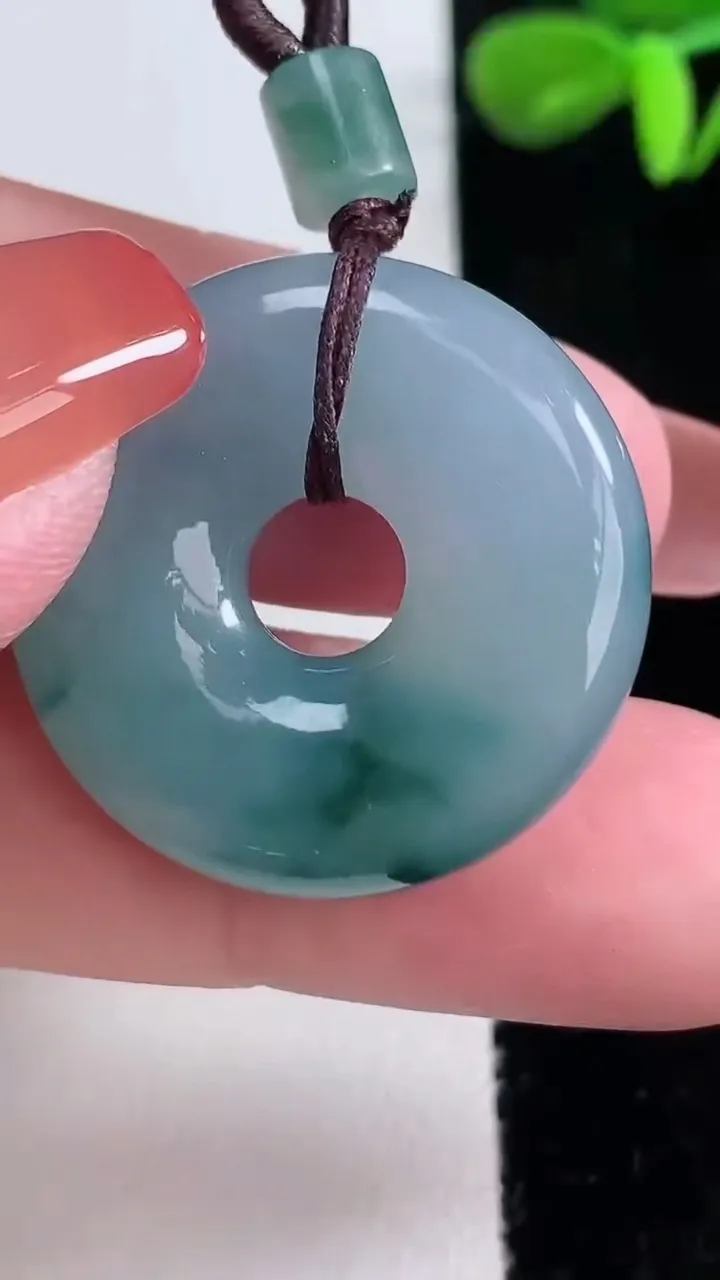 天然A货翡翠飘花平安环吊坠，尺寸28.6-6.8，重量:12.17g
12月16日