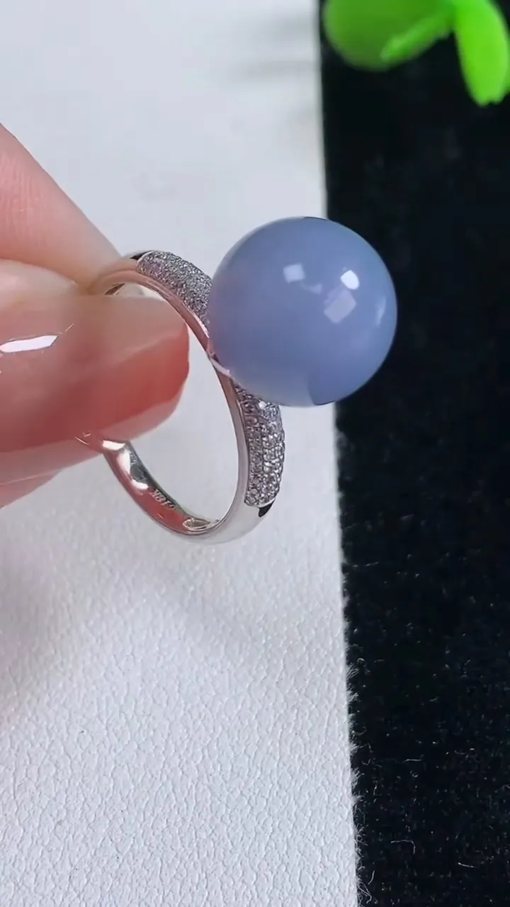 天然A货翡翠18K金紫罗兰圆珠戒指，尺寸18.4-11.7，重量:6.05g2025年12月16日
工厂直销收藏佳品,种好水足，色泽均匀，有种有色，上手高大气！