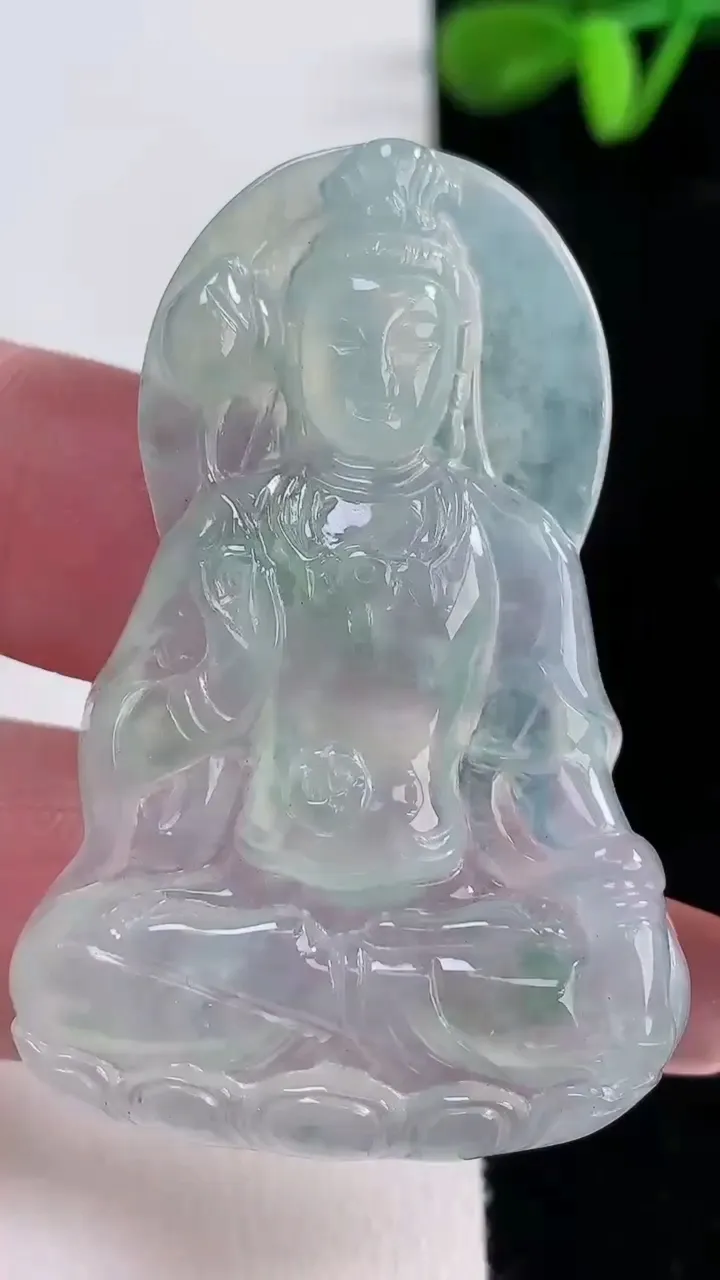 天然A货翡翠大势至菩萨吊坠，尺寸49-33-4.8，重量:14.18g
12月16日