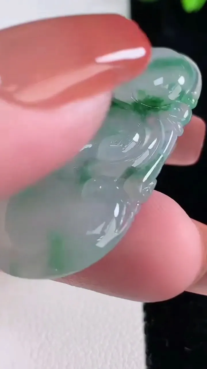 天然A货翡翠冰种飘花如意吊坠，尺寸43-24.2-5.2，重量:11.22g
12月16日