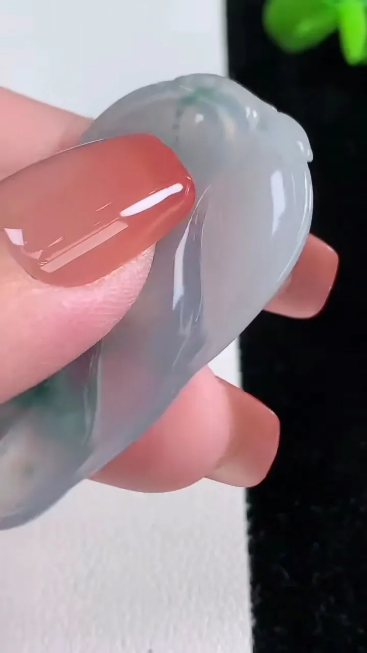 天然A货翡翠冰种飘花金枝玉叶 叶子吊坠，尺寸48.6-27-4.4，重量:10.33g
12月16日