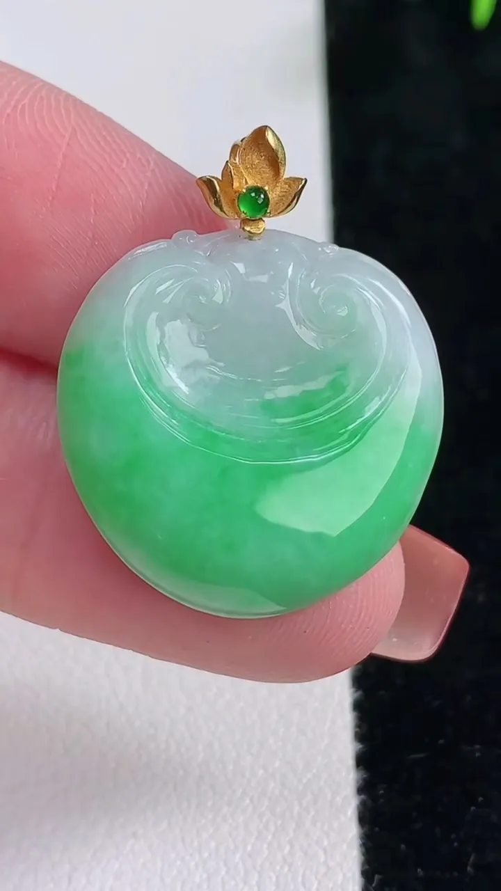 天然A货翡翠如意头吊坠，尺寸239-23.5-4，重量:4.42g
12月16日