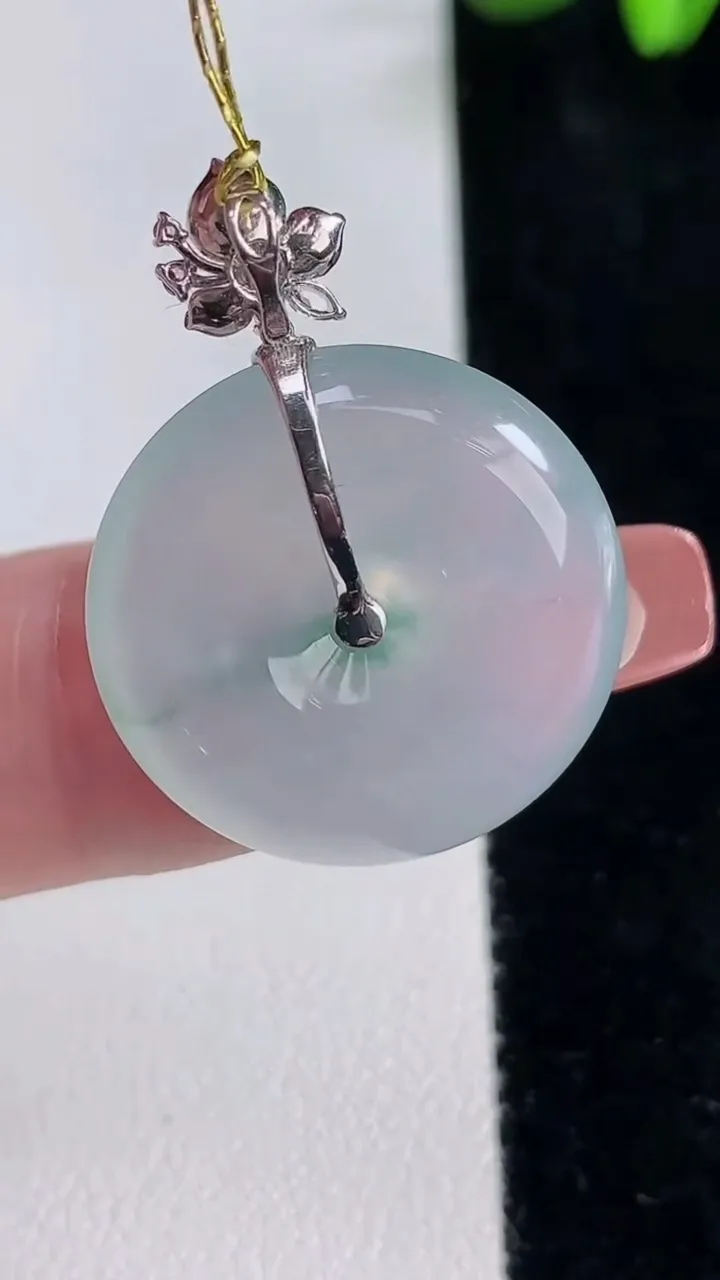 天然A货翡翠种飘花平安扣吊坠，尺寸21.3-5.3，重量:5.44g
12月16日