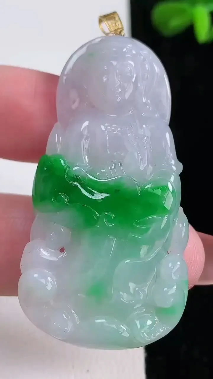天然A货翡翠观音菩萨吊坠，尺寸51-27-6.2，重量:14.82g
12月16日
