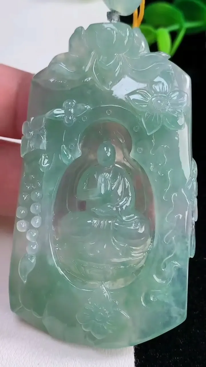 天然A货翡翠无相佛吊坠，尺寸73-42.3-7.2，重量:48.42g
12月16日