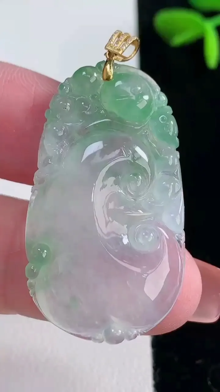 天然A货翡翠如意吊坠，尺寸38-22-4.4，重量:7.91g
12月16日