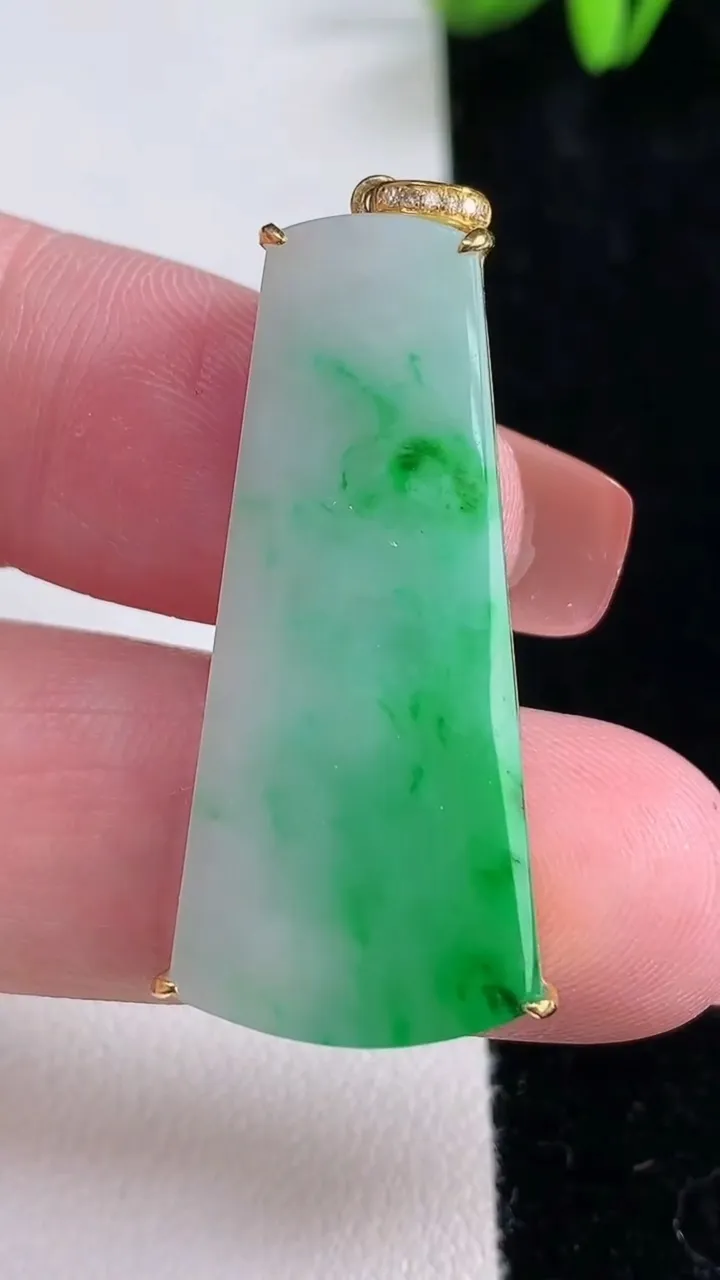 天然A货翡翠无事牌吊坠，尺寸36.3-17-4.4，重量:6.19g
12月16日