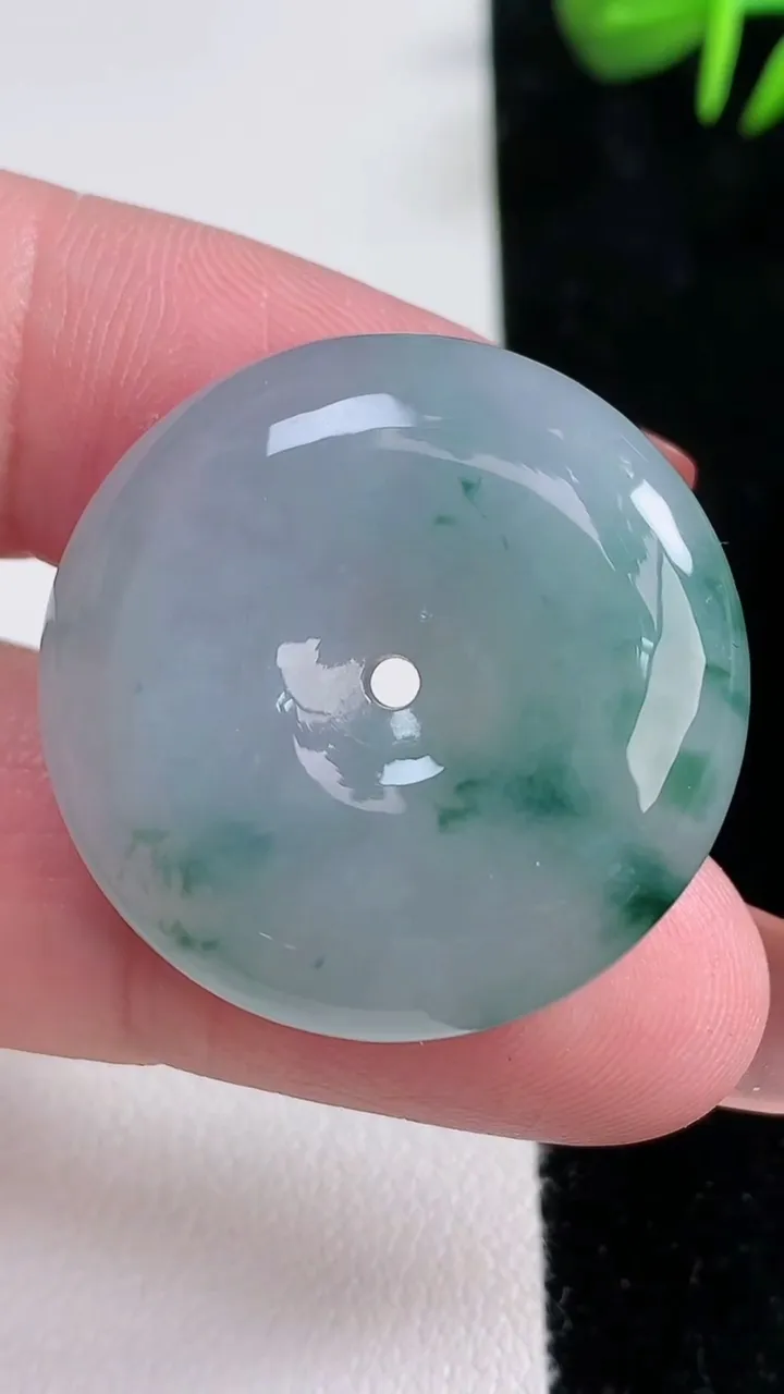 天然A货翡翠冰种飘花平安扣吊坠，尺寸29.4-7.5，重量:13.74g
12月16日