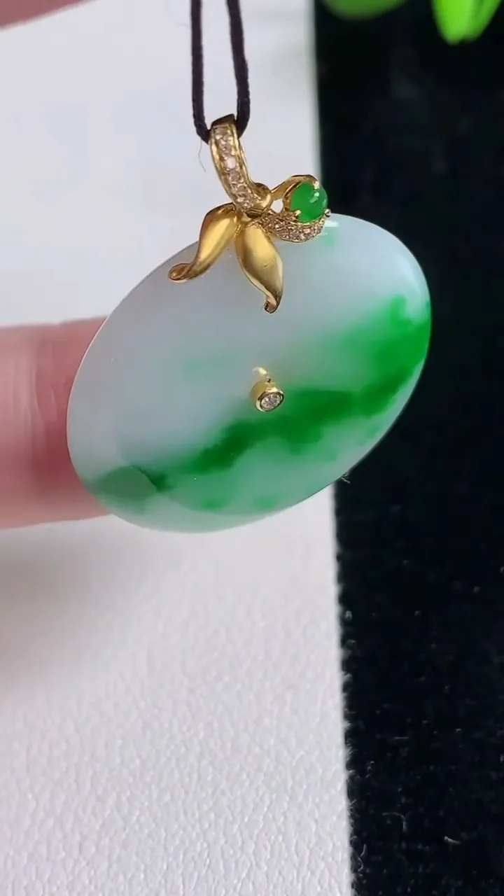 天然A货翡翠平安扣吊坠，尺寸27.3-4.3，重量:7.79g
12月16日