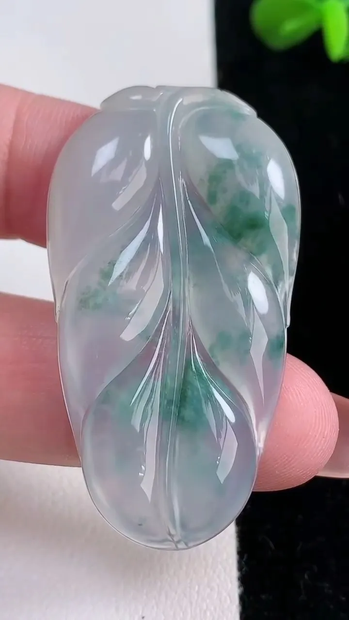 天然A货翡翠冰种飘花金枝玉叶 叶子吊坠，尺寸48.6-27-4.4，重量:10.33g
12月16日