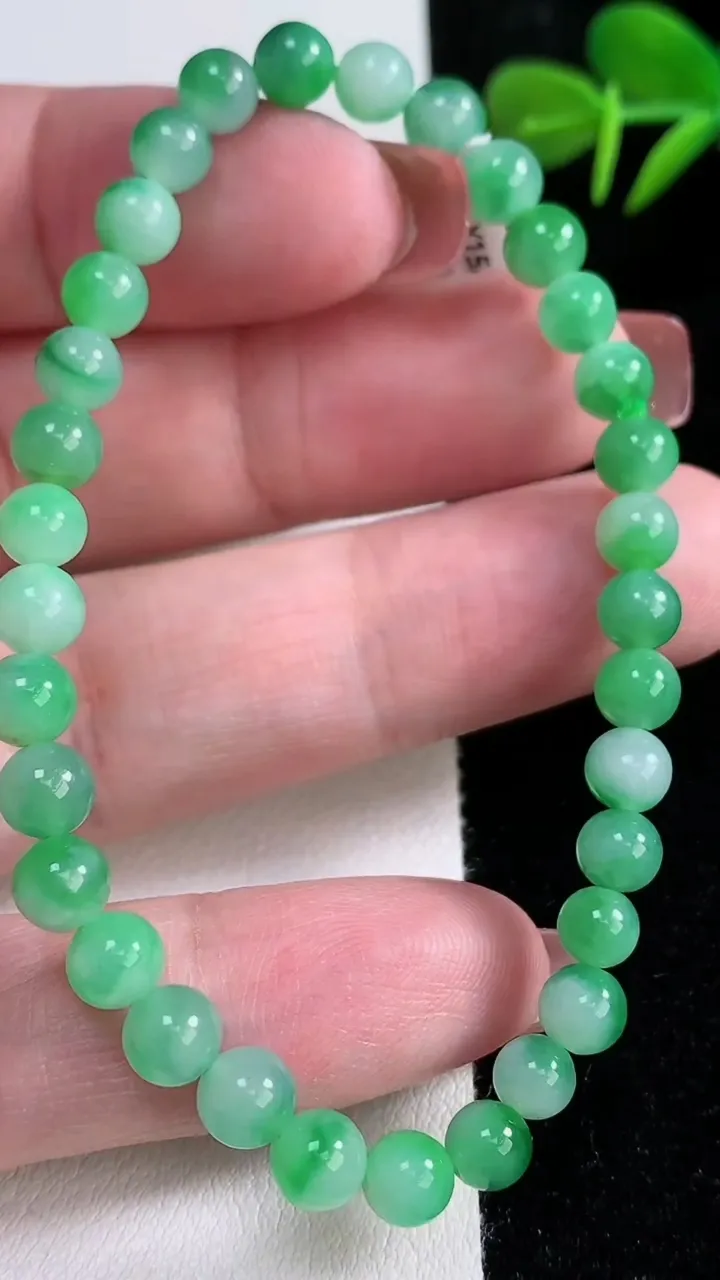 天然A货翡翠圆珠手串，尺寸5.5-33颗，重量:9.25g12月16日
工厂直销收藏佳品,种好水足，色泽均匀，有种有色，上手高大气！