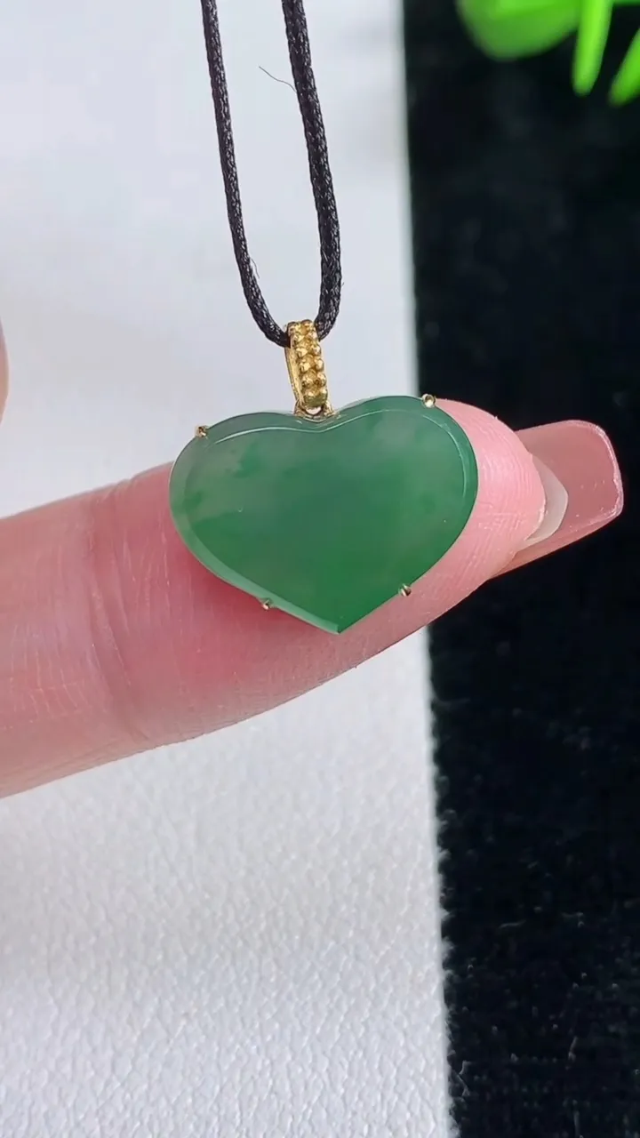 天然A货翡翠爱心吊坠，尺寸10.2-15.3-3.4，重量:1.58g
12月16日
