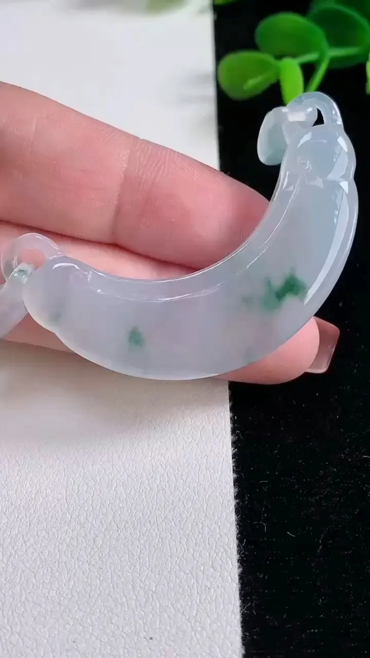 天然A货翡翠冰种飘花如意锁手牌，尺寸53.6-15.3-6.4，重量:18.43g
12月16日