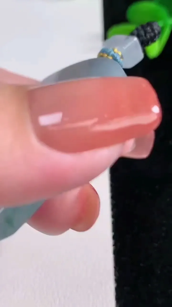 天然A货翡翠种飘花无事牌吊坠，尺寸50-38.8-5.6，重量:32.76g
12月16日