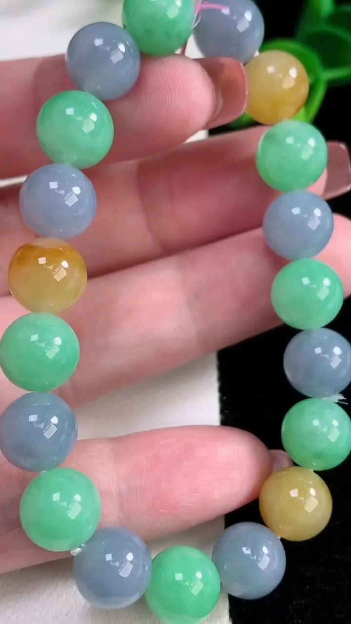 天然A货翡翠三彩圆珠手串，尺寸10-19颗，重量:32.41g12月16日
工厂直销收藏佳品,种好水