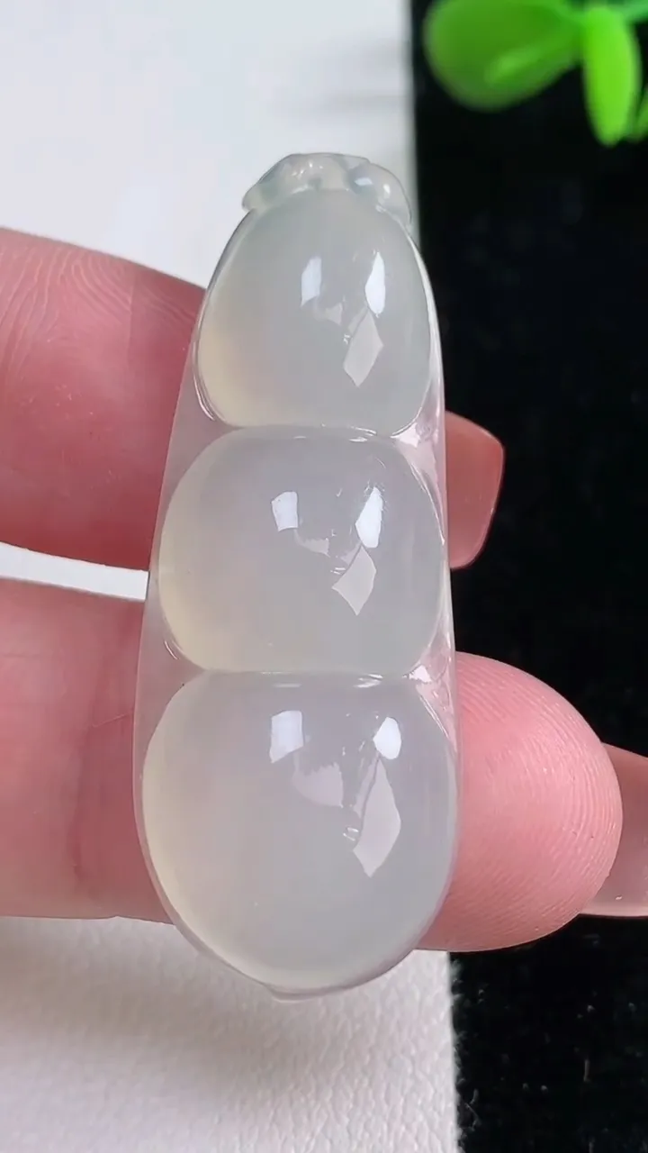 天然A货翡翠福豆吊坠，尺寸43-16.4-6.8，重量:8.03g
12月16日