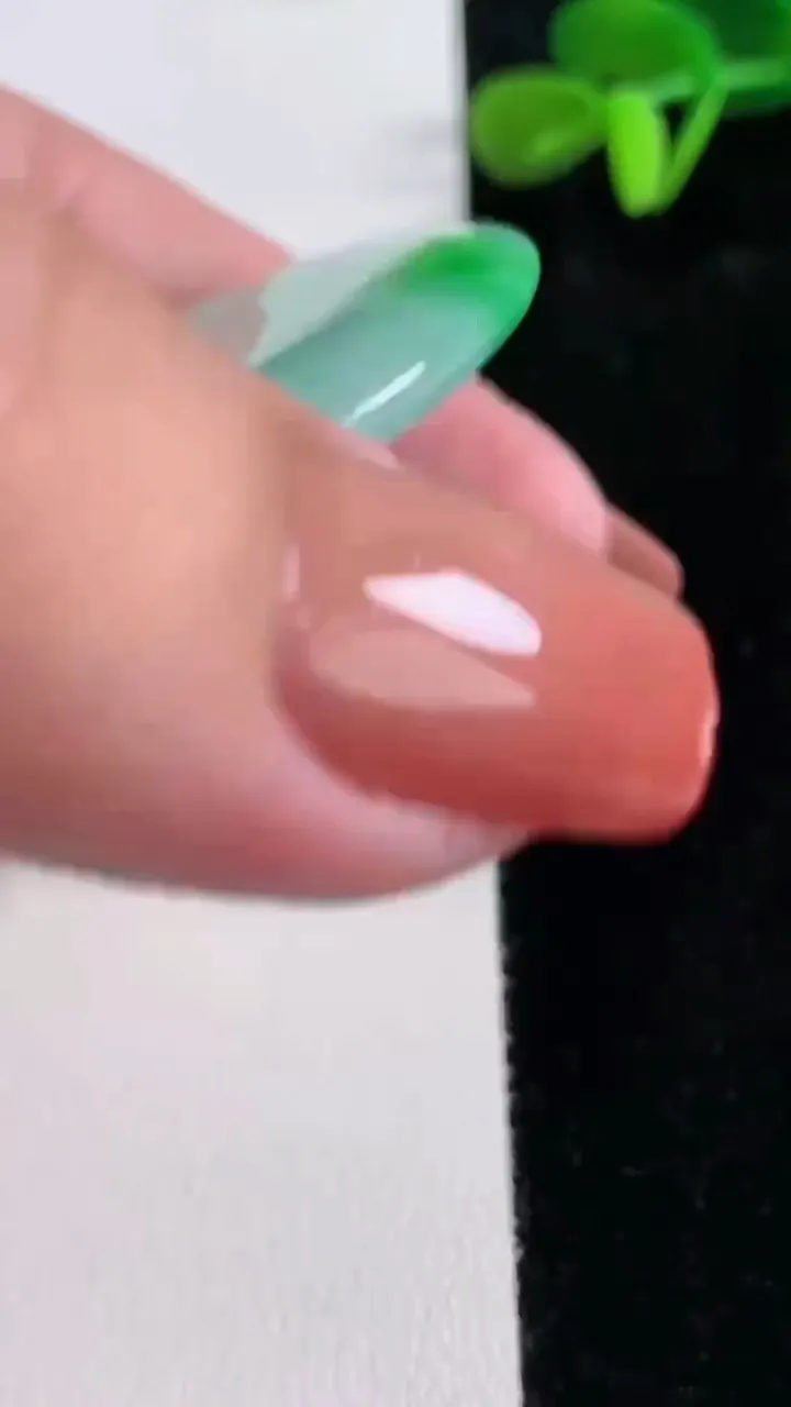 天然A货翡翠平安扣吊坠，尺寸52-5.7，重量:35.82g
12月16日