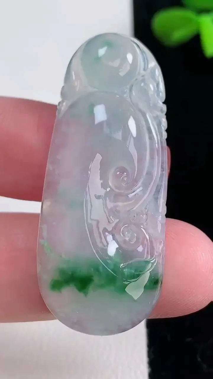 天然A货翡翠冰种飘花如意吊坠，尺寸46.3-19-3.9，重量:6.48g
12月16日